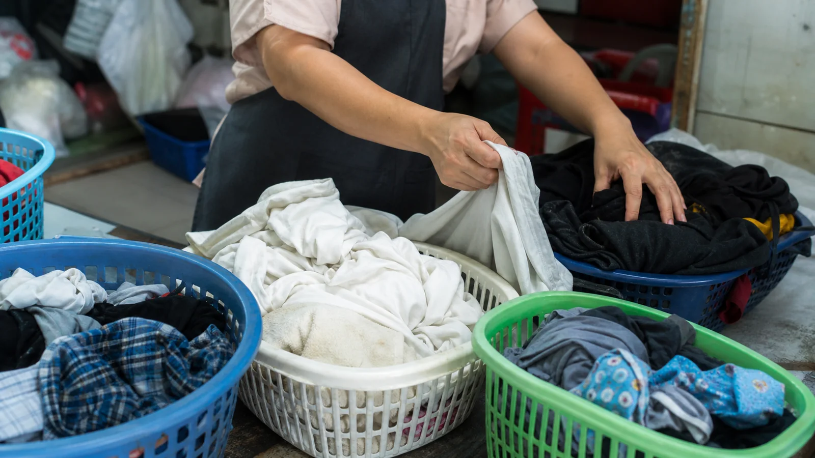 Nỗi lo giặt chung đồ tại các tiệm giặt ủi truyền thống