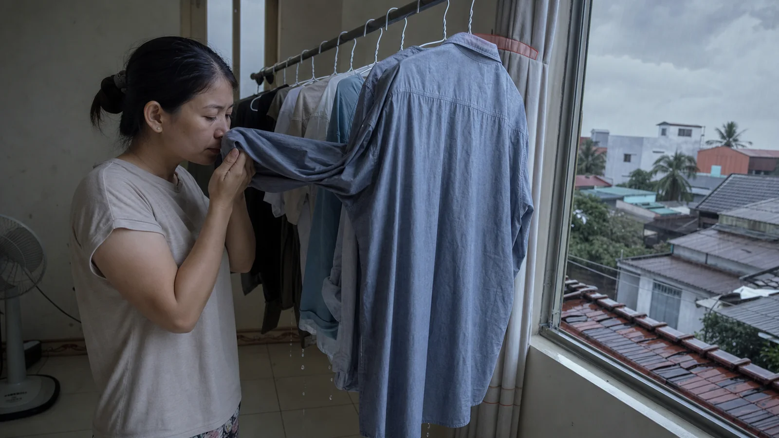Tại sao quần áo phơi tự nhiên vào ngày thiếu nắng lại dễ bị mùi ẩm mốc?