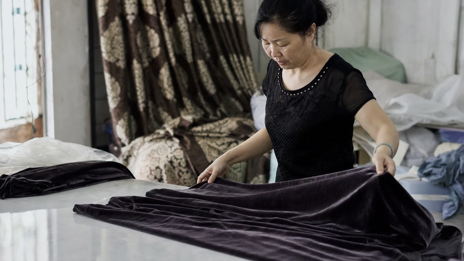 Quy trình giặt hấp rèm nhung và gấm sang trọng