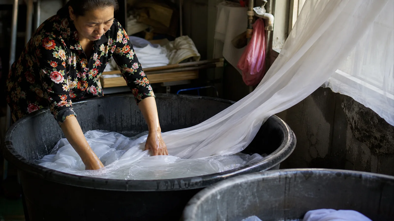 Làm sạch rèm vải voan và lụa mỏng manh an toàn