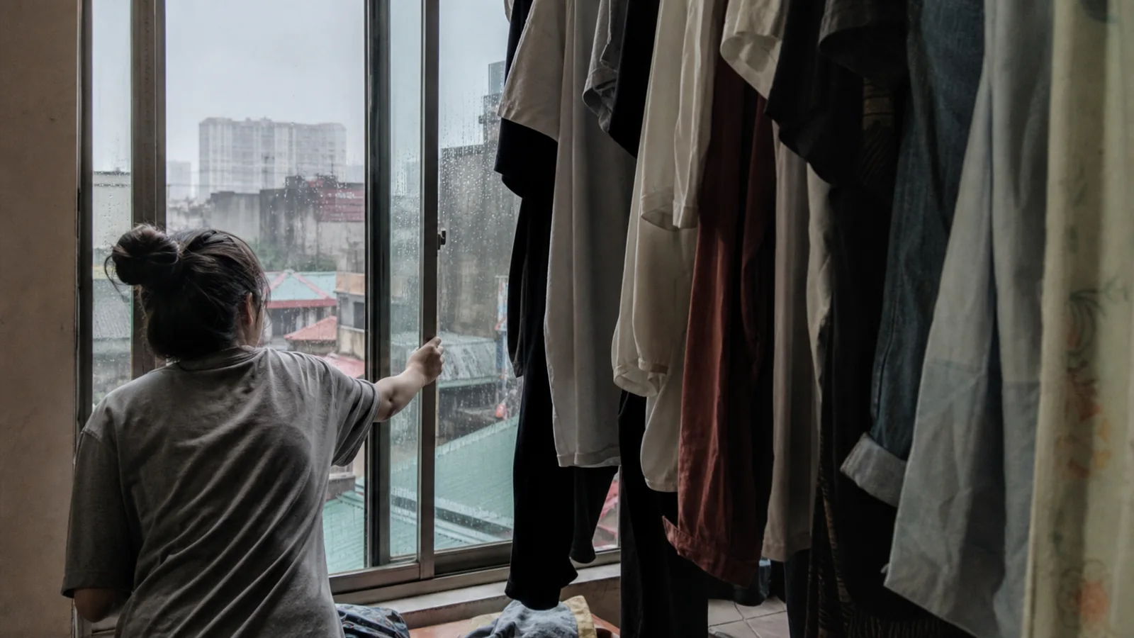 Tại sao quần áo dễ có mùi hôi, ẩm mốc vào mùa mưa?