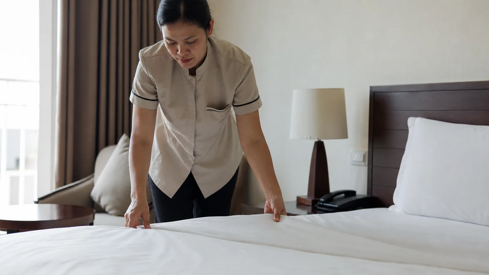 Tại sao việc gấp chăn chuẩn khách sạn lại quan trọng?