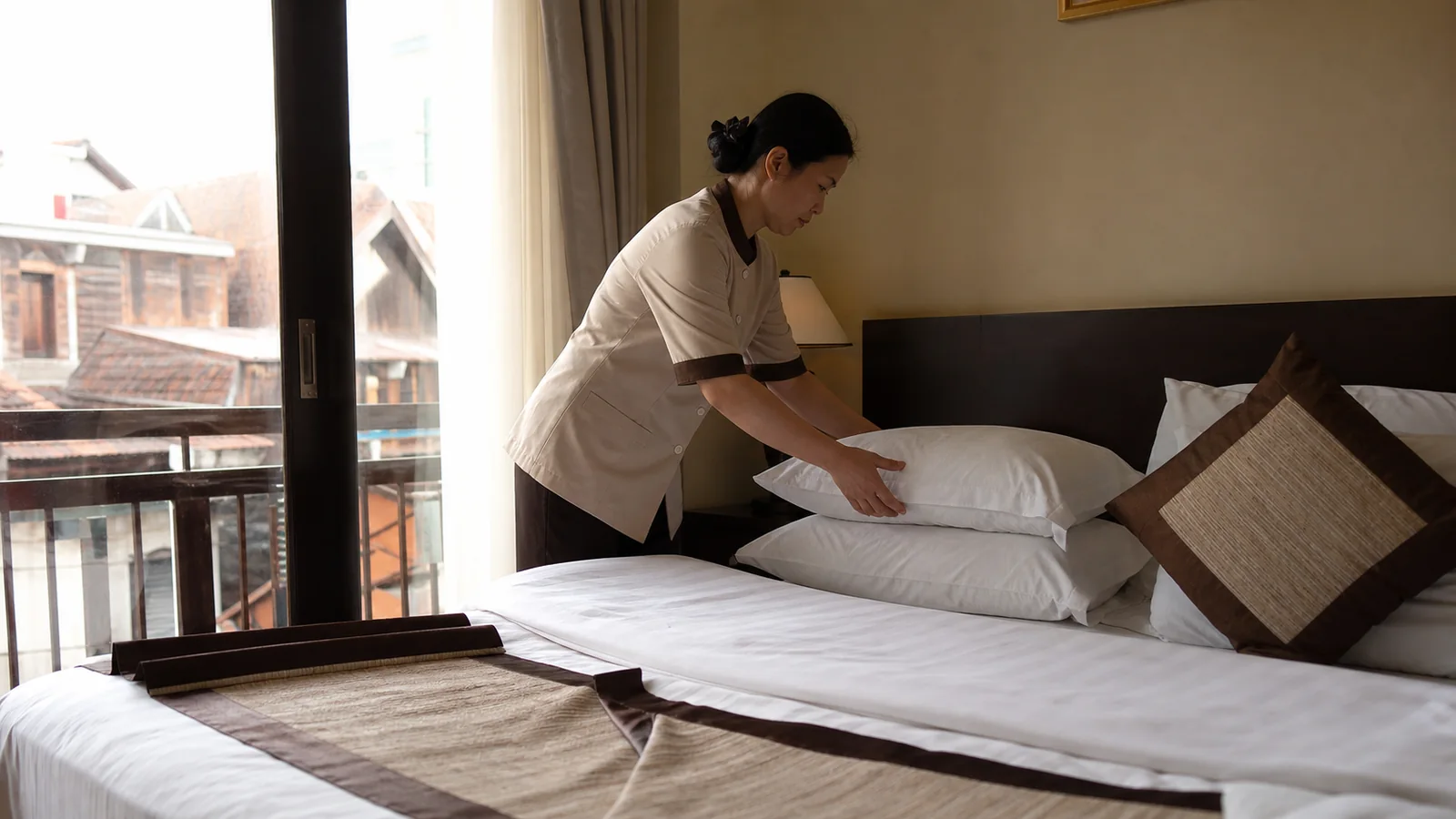 Cách sắp xếp chăn gối chuẩn resort sang trọng