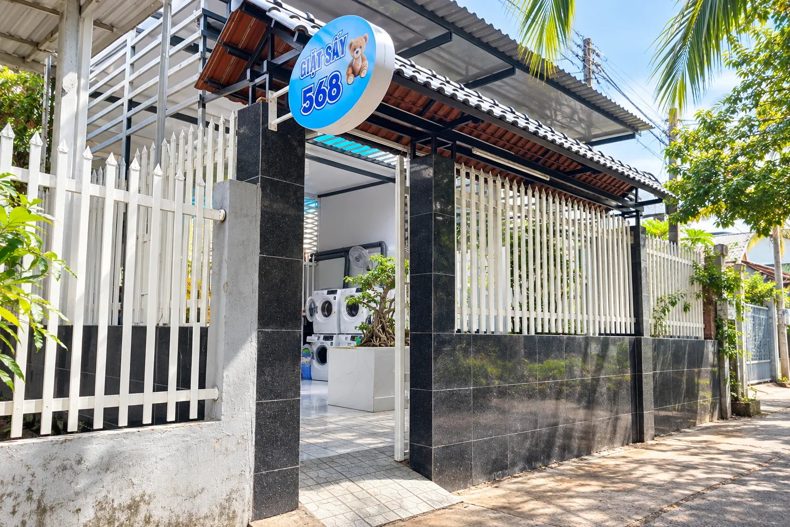 Không gian và hoạt động tại cửa hàng 1