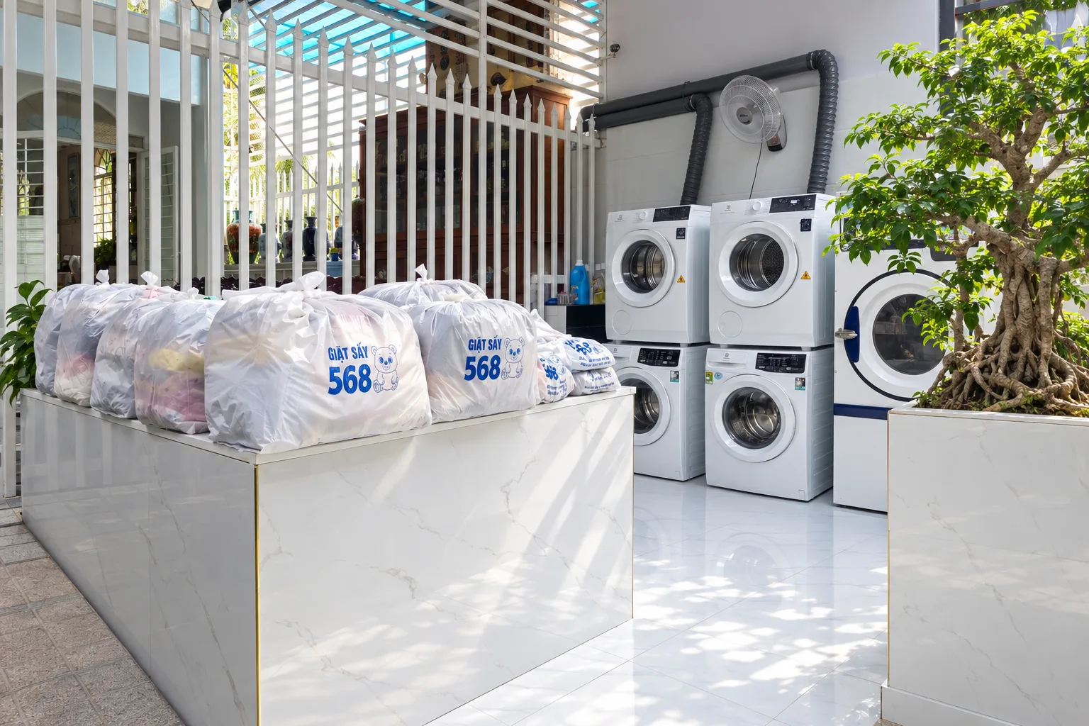 Không gian và hoạt động tại cửa hàng 2